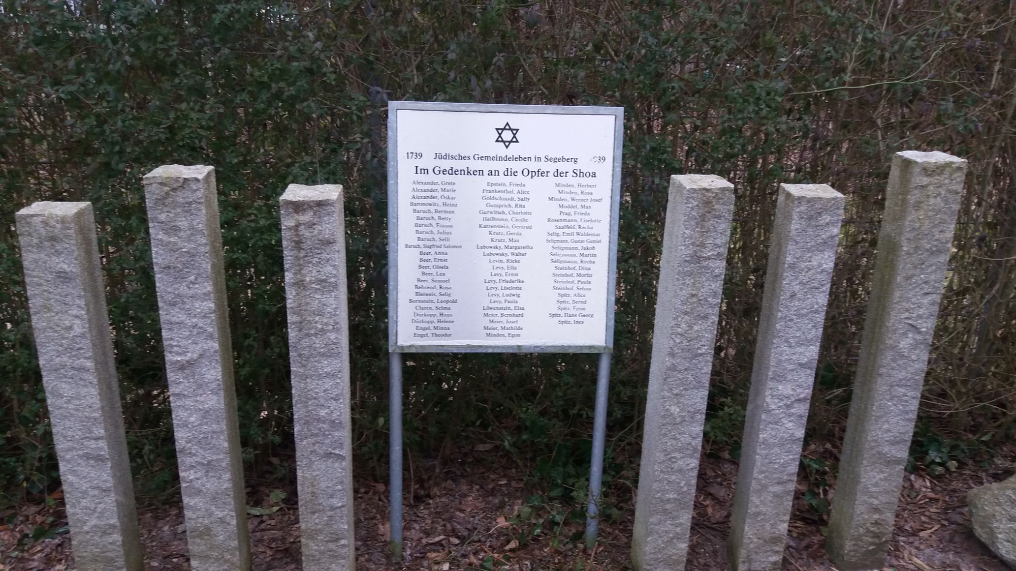 Die von Mitgliedern gestaltete Gedenkstätte für die Segeberger Opfer der Schoa vor der neuen Synagoge