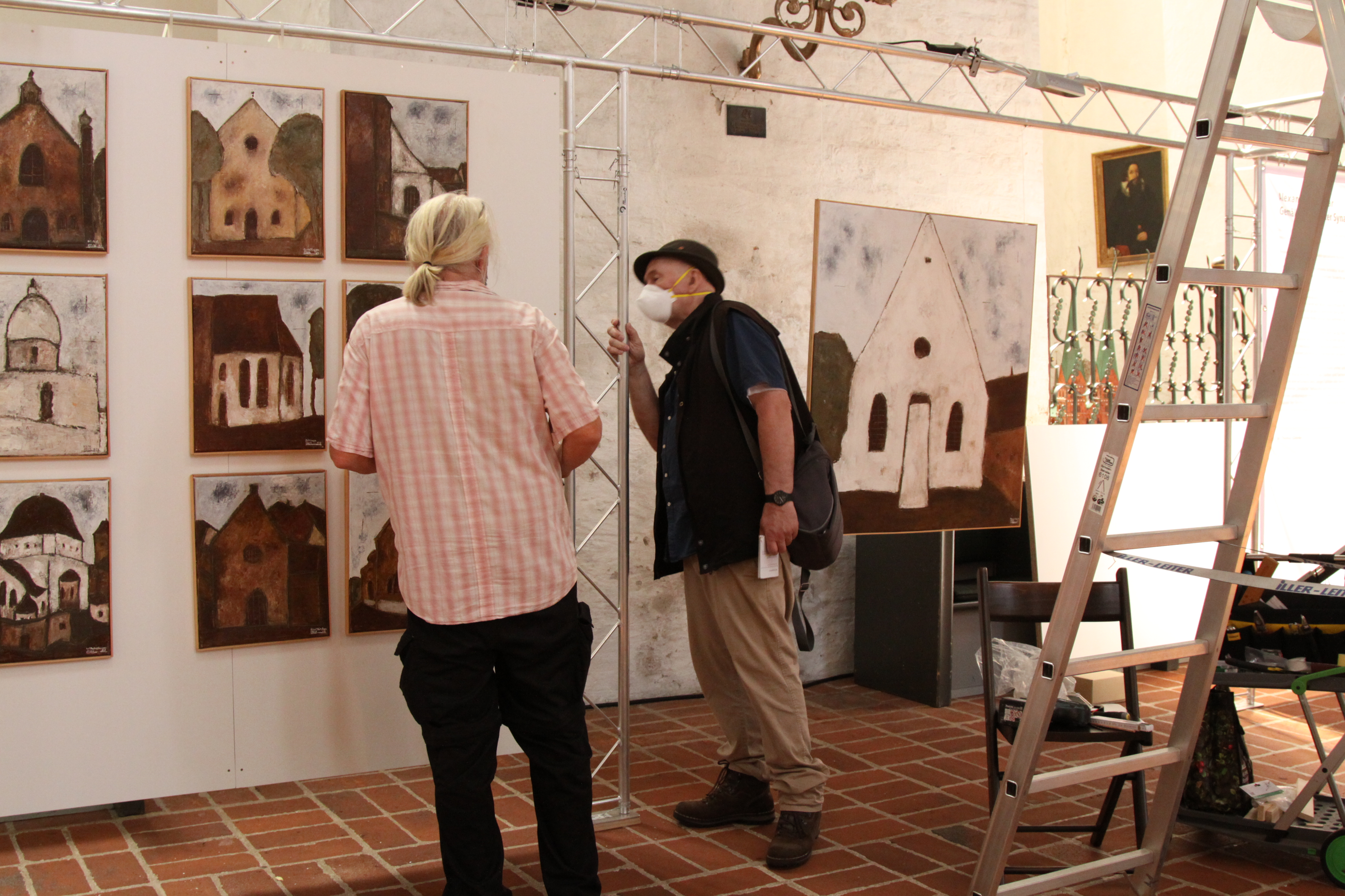 Der Künstler Alexander Dettmar mit Helfern beim Aufbau der Ausstellung